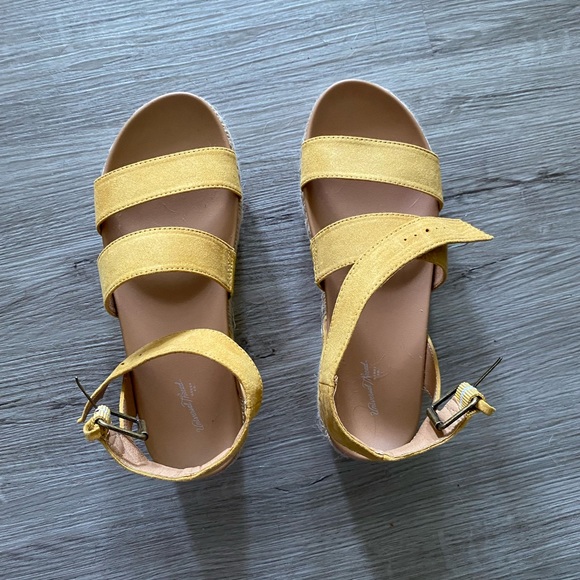 Mustard yellow sandals - Picture 2 of 3